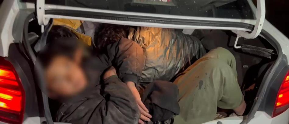 Otomobilin bagajından 3 kaçak göçmen çıktı