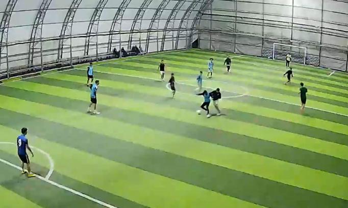 Halı saha maçında tekmeli- yumruklu kavga