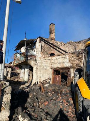 Manisa'da evi yanan kadına ulaşılamıyor