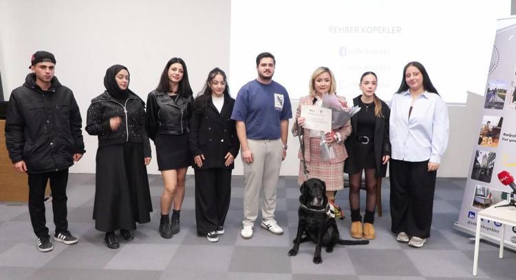 Rehber köpek Kara, üniversite öğrencileriyle bir araya geldi