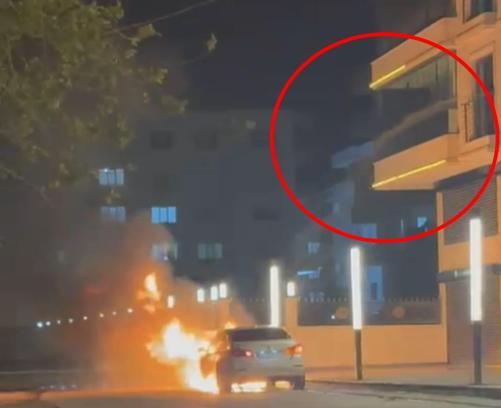 Alev alan otomobile, balkondan hortumla su sıktı; o anlar kamerada