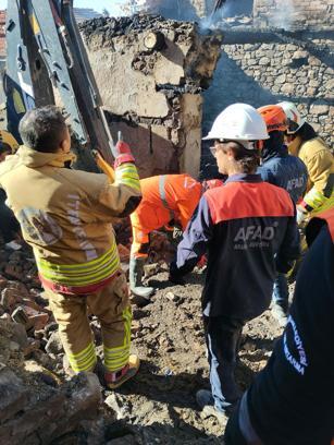 Manisa'da evi yanan kadının enkazda cansız bedenine ulaşıldı
