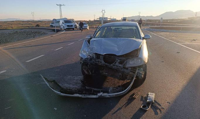 Gaziantep’te kamyonetle otomobil çarpıştı; 3'ü çocuk, 6 yaralı