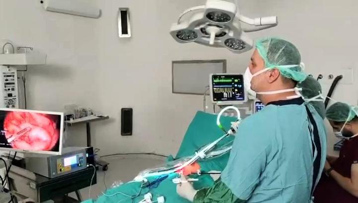 3 mıknatıs yutan 1,5 yaşındaki Faruk, laparoskopi destekli ameliyatla sağlığına kavuştu