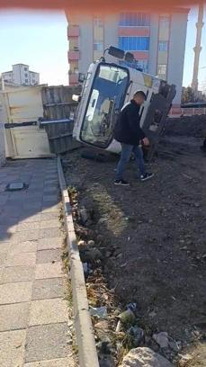 Elazığ’da toprak yüklü hafriyat kamyonu devrildi; şoförü yaralandı