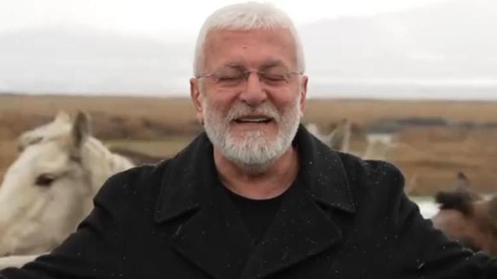 Sanatçı Onur Akın'a, klip çekimi sırasında at çarptı