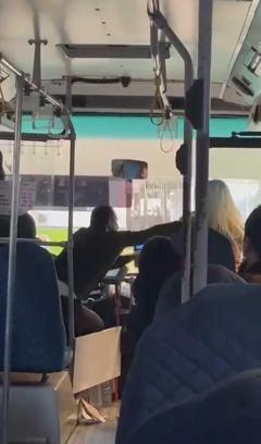 Otobüs şoförü ile kadın yolcunun kavgası kamerada