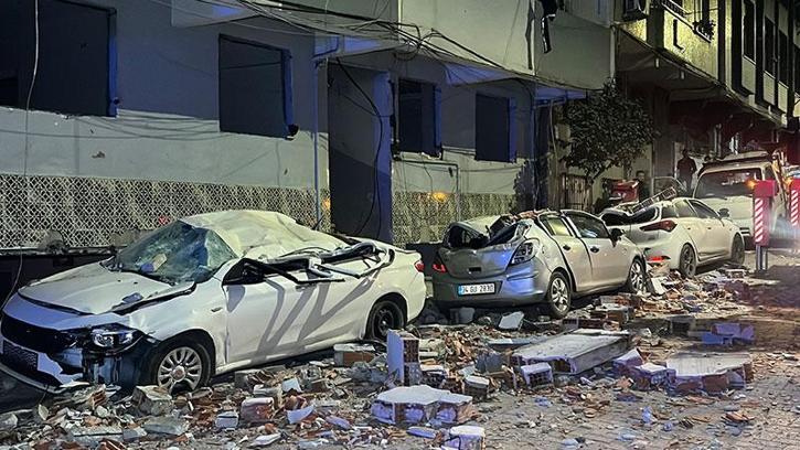 Zeytinburnu'nda 4 katlı binanın çatısından kopan parçalar park halindeki araçların üzerine düştü