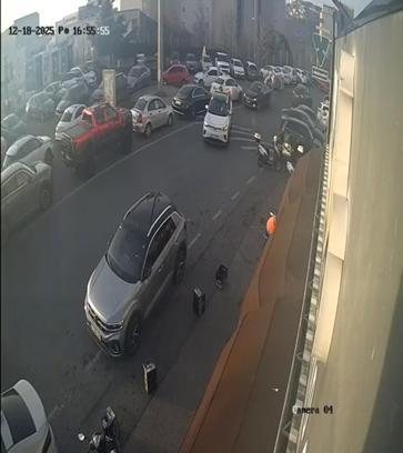 İstanbul - Maltepe'de sürücüsünün fren yerine gaza bastığı otomobil, başka araca çarptı; kaza kamerada