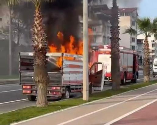 Hareket halindeyken motor kısmından alev alan kamyonet yandı