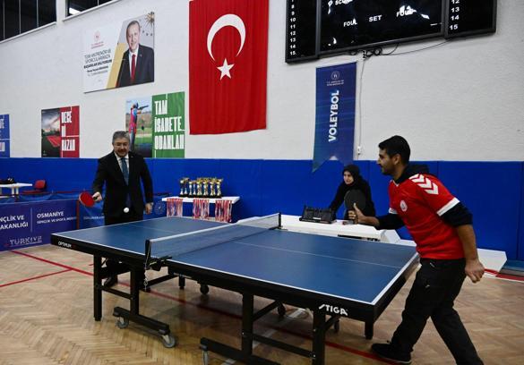 Özel gereksinimli sporcular masa tenisi turnuvasında buluştu