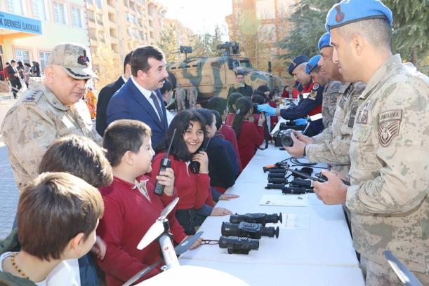 Kilis’te, öğrencilere yerli ve milli araçlar tanıtıldı