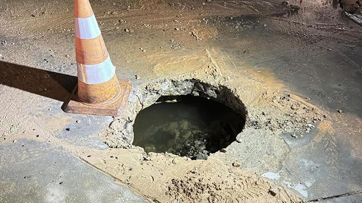 Bodrum’da ana su isale hattı patladı, asfalt çöktü