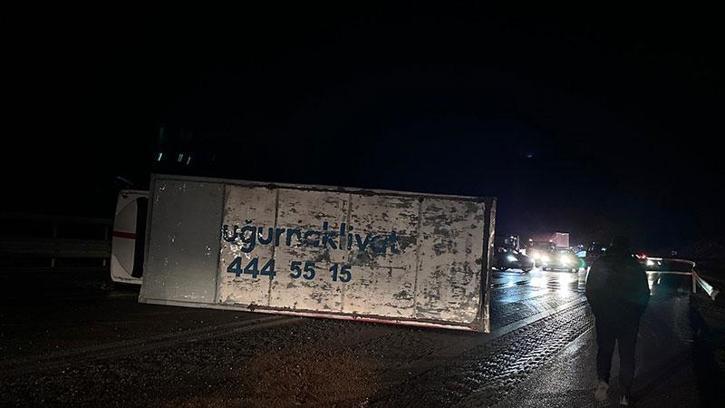 Bursa'da devrilen kamyonun şoförü yaralandı