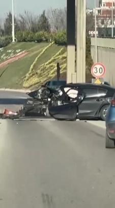 TEM'de otomobil, gişenin beton bariyerine çarptı; anne ile oğlu öldü