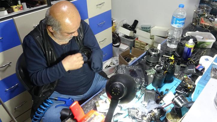Dükkanında 41 yıldır biriktirdiği fotoğraf makinelerini sergiliyor