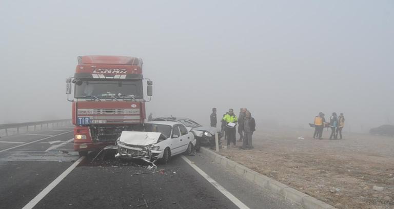 TIR, kırmızı ışıkta duran 4 araca çarptı