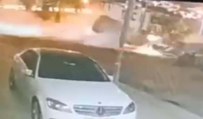 Kamyonetin park halindeki araca çarpıp, takla attığı ölümlü kaza kamerada