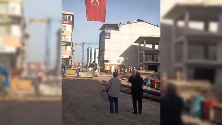 Kaba inşaatı bitiren işçilerden halaylı kutlama