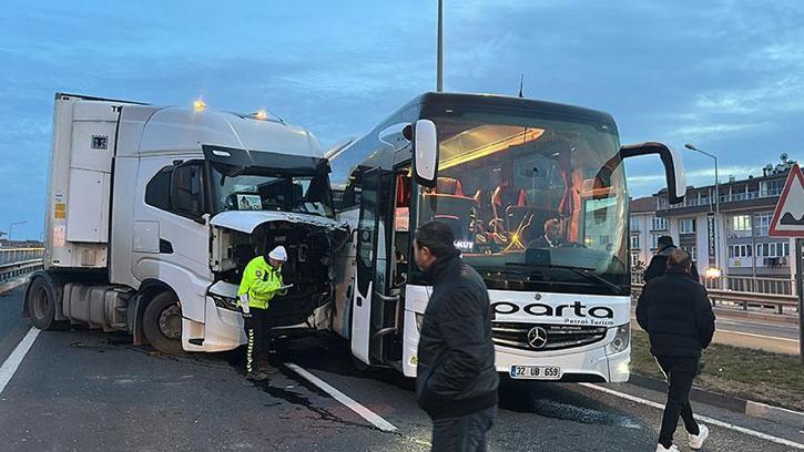 Kütahya’da 3 aracın karıştığı zincirleme kaza; 3 yaralı
