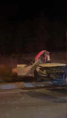 Malatya'da otomobil direğe çarptı; 1'i ağır, 2 yaralı