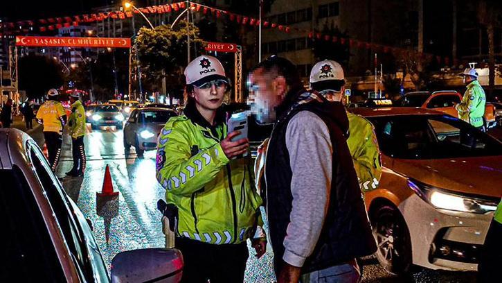 Adana'da trafik denetimi; 60 sürücüye 495 bin 593 TL ceza