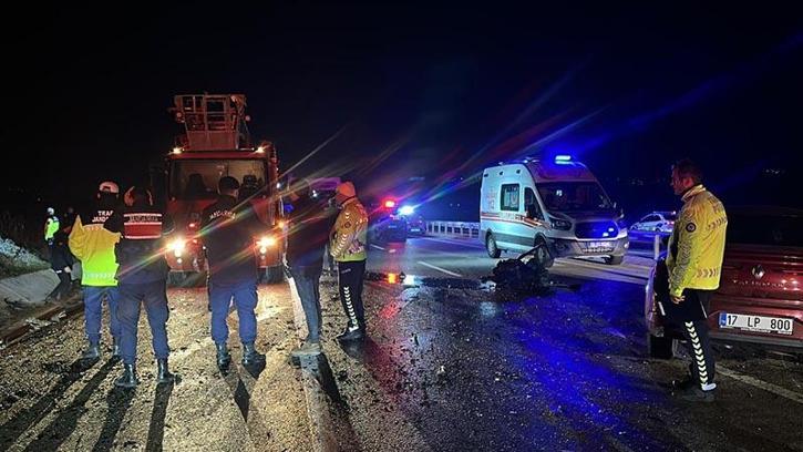Çanakkale'de 2 otomobil çarpıştı: 5 ölü, 1 yaralı