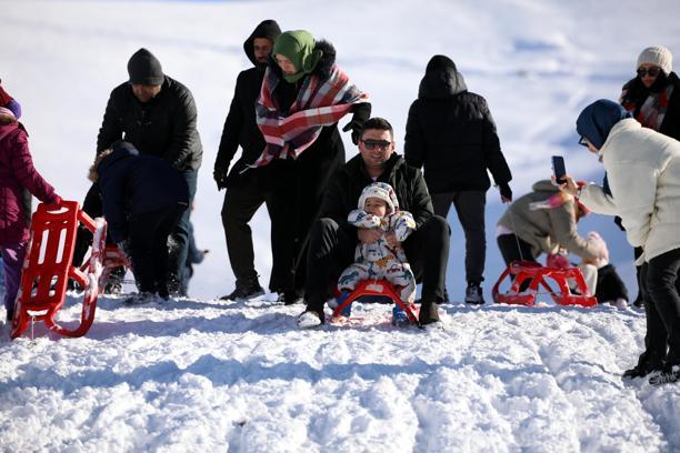 Zigana’da horonlu-halaylı kar sevinci / Ek fotoğraflar