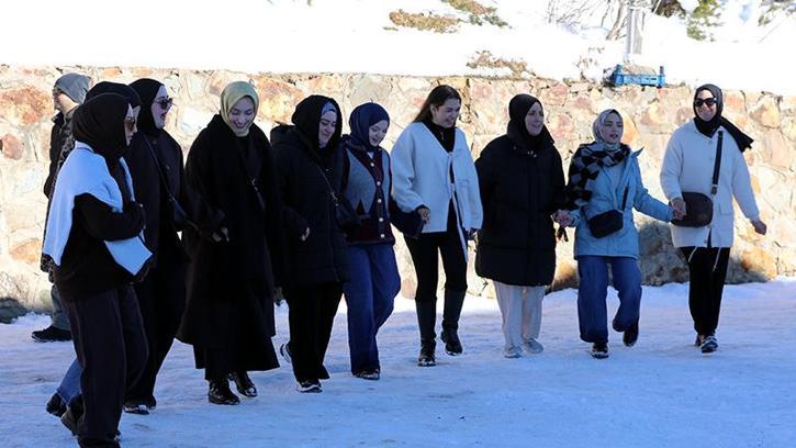 Zigana’da horonlu-halaylı kar sevinci