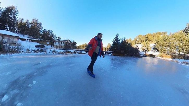 Buz tutan gölde patenle kaydı