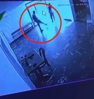 Belediyeye ait tesiste kediye tekmeli müdahale kamerada