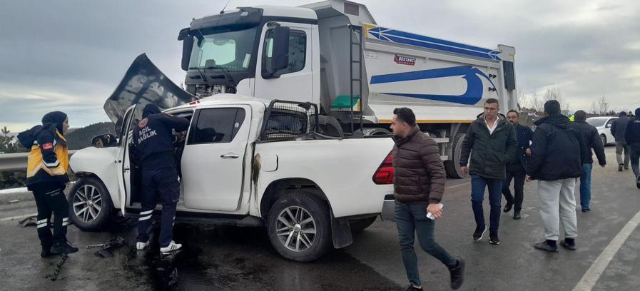 Tokat’ta kamyonet, kamyonla çarpıştı; 1 ölü, 2 yaralı
