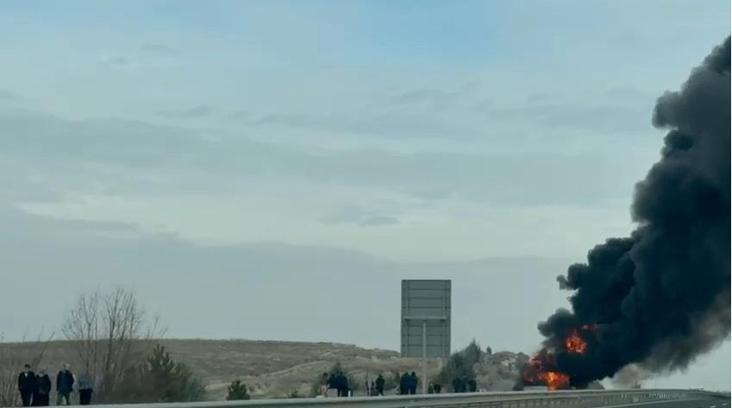 Seyir halindeki otobüste yangın çıktı, yolcular tahliye edildi