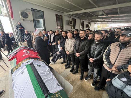 Silahlı kavgada ölen futbolcu toprağa verildi