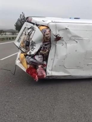 Otoyolda devrilen minibüsün sürücüsü yaralandı