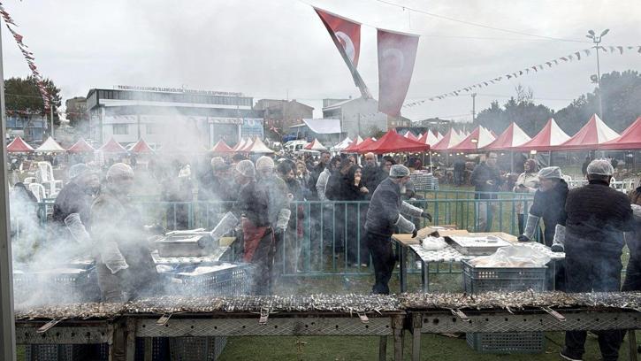 Festivalde 10 bin kişiye 3 ton hamsi dağıtıldı