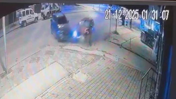 Otomobilin, park halindeki 2 araca çarptığı kaza kamerada