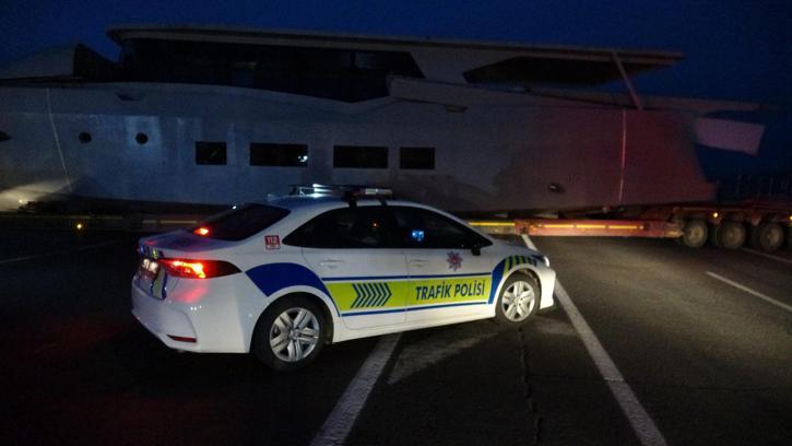 Erzurum'da yat taşıyan TIR kara yolunu kilitledi / Ek Fotoğraflar