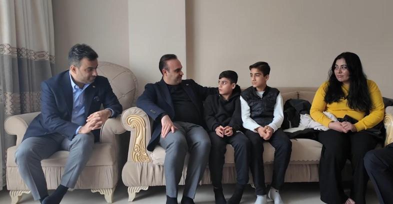 Bakan Kacır'dan İstanbul'da buldukları altını sahibine teslim eden çocuklara ziyaret