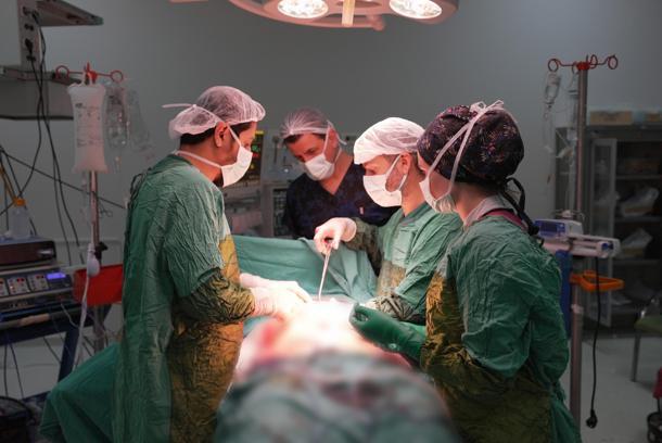 Karnından 2 kilo 200 gram ağırlığında tümör çıkarıldı