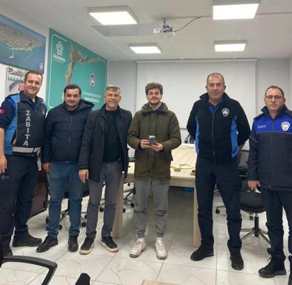 Yanlışlıkla konteynere attığı cüzdanı, çöp kamyonunda bulundu