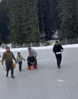 Donan göletin yüzeyindeki buzu motorlu testere ile kesti