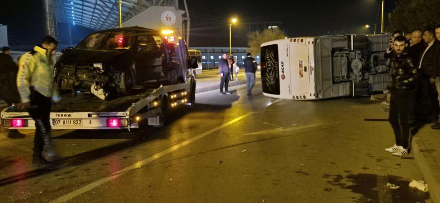 Otomobil ile çarpışan servis midibüsü devrildi; 13 yaralı