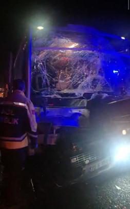 Batman’da midibüs çekiciye çarptı: 11 yaralı