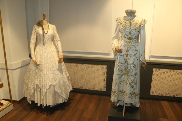 100 yıllık gelinlikler, 200 yıllık binada sergileniyor