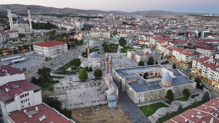 Sivas Valiliği’nden izinsiz dron uçuranlara uyarı