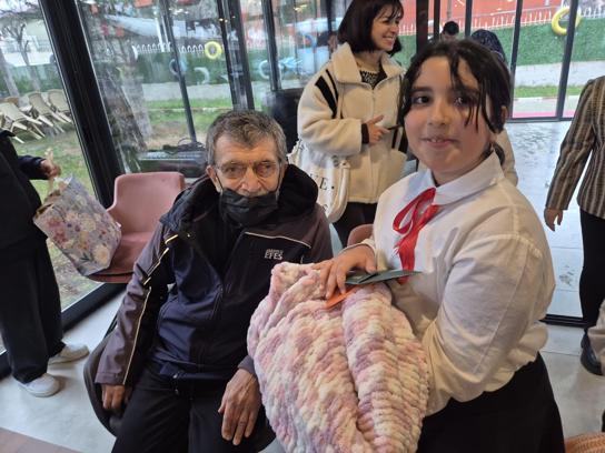 Öğrenciler, ailelerinin ördükleri battaniyeleri huzurevi sakinlerine hediye etti