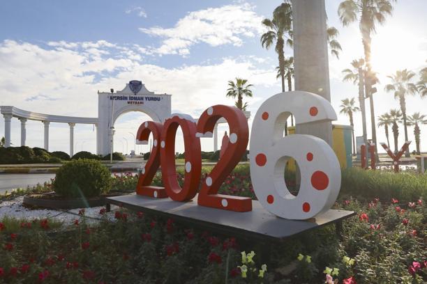 Mersin’de yeni yıl heyecanı refüjleri kapladı