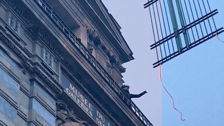 Louvre Müzesi'ne demir parmaklıklar yerleştirildi