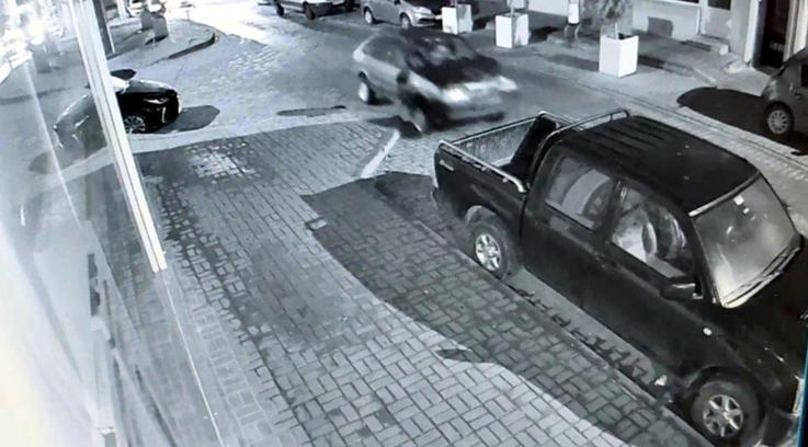 Alkollü otomobil sürücüsünün park halindeki araçlara çarptığı kaza kamerada